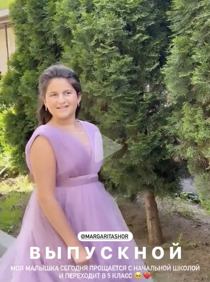 Царское платье: Жасмин посетила выпускной 11-летней дочери вместе со старшим сыном 